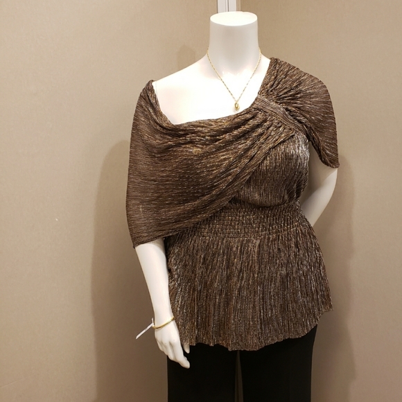 Holiday Shopping? NWT and NWOT Items Available! - Picture 12 of 16
